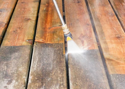pressure-washing-after-cleaning-with-deck-wash